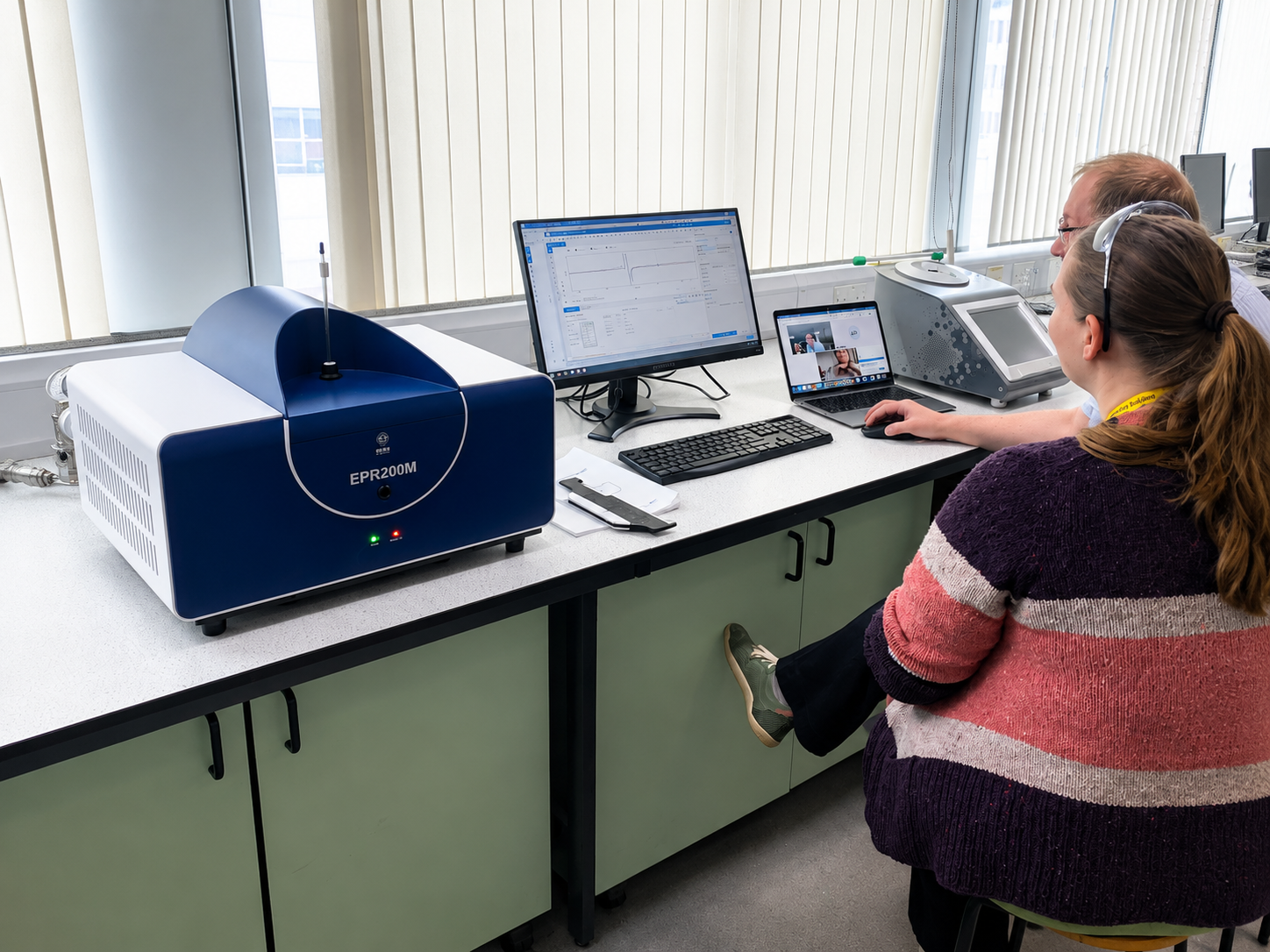 CIQTEK EPR200M benchtop EPR spectrometer